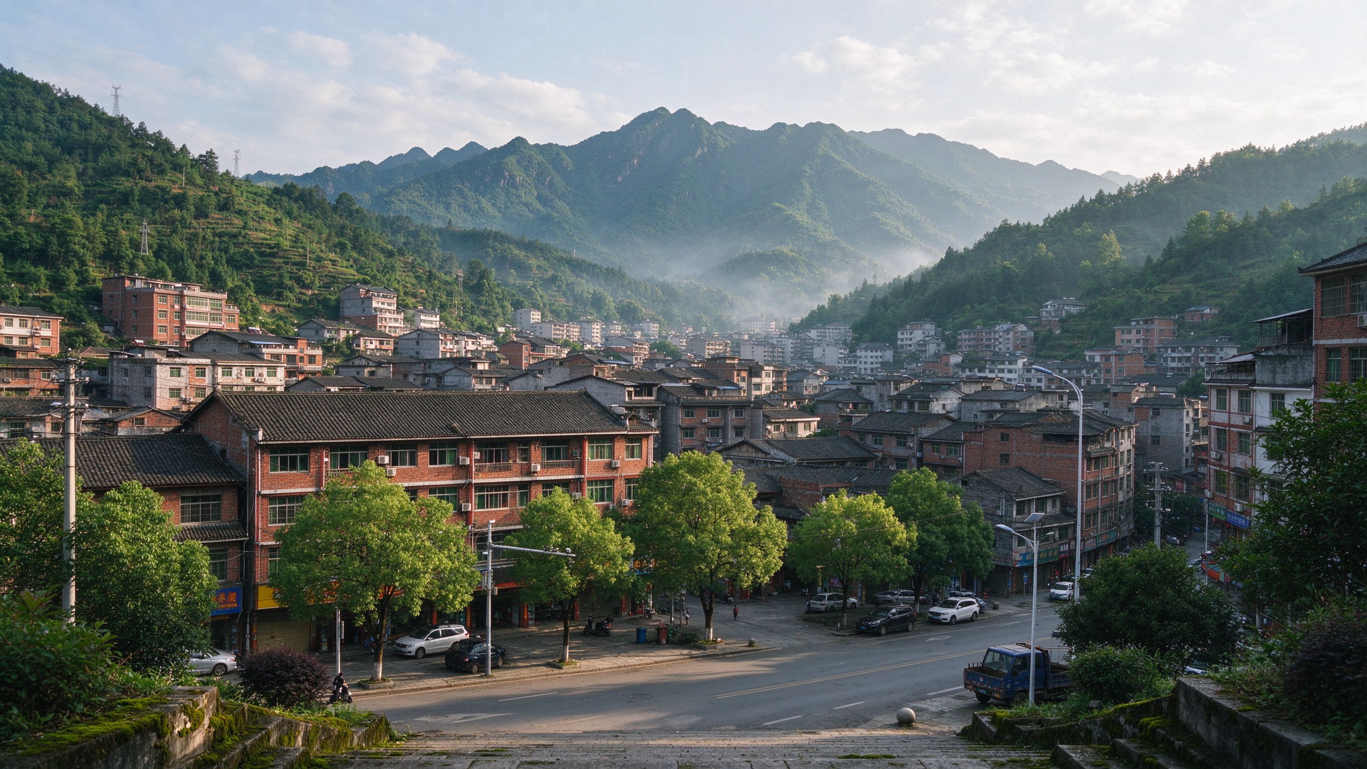 新县大别山腹地山城风貌